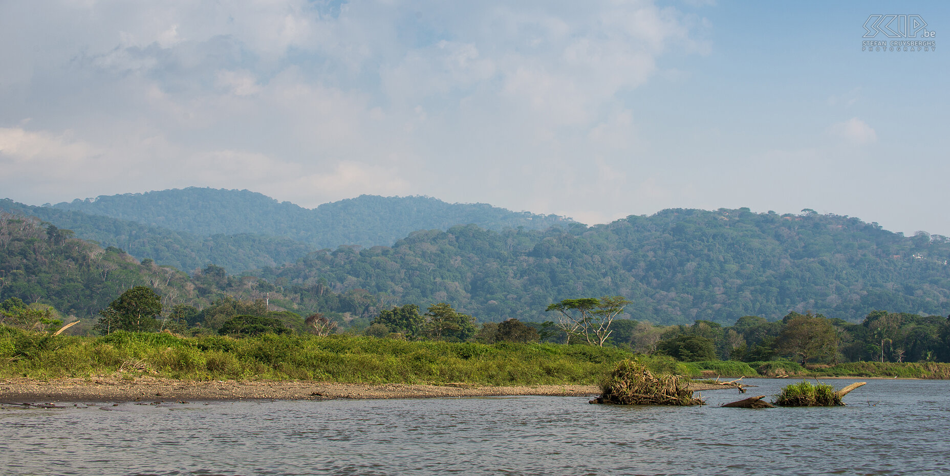 Tarcoles river Near the national park of Carara and the town of Tarcoles we made a private boat tour on the Tarcoles river. This river serves as a biological connection between the rainforest in the national park and the mangrove forest near the sea. You can find there more then 100 species of birds. We had a fantastic afternoon and we were able to photograph more then 25 species of birds and came very close to the American crocodiles. Stefan Cruysberghs